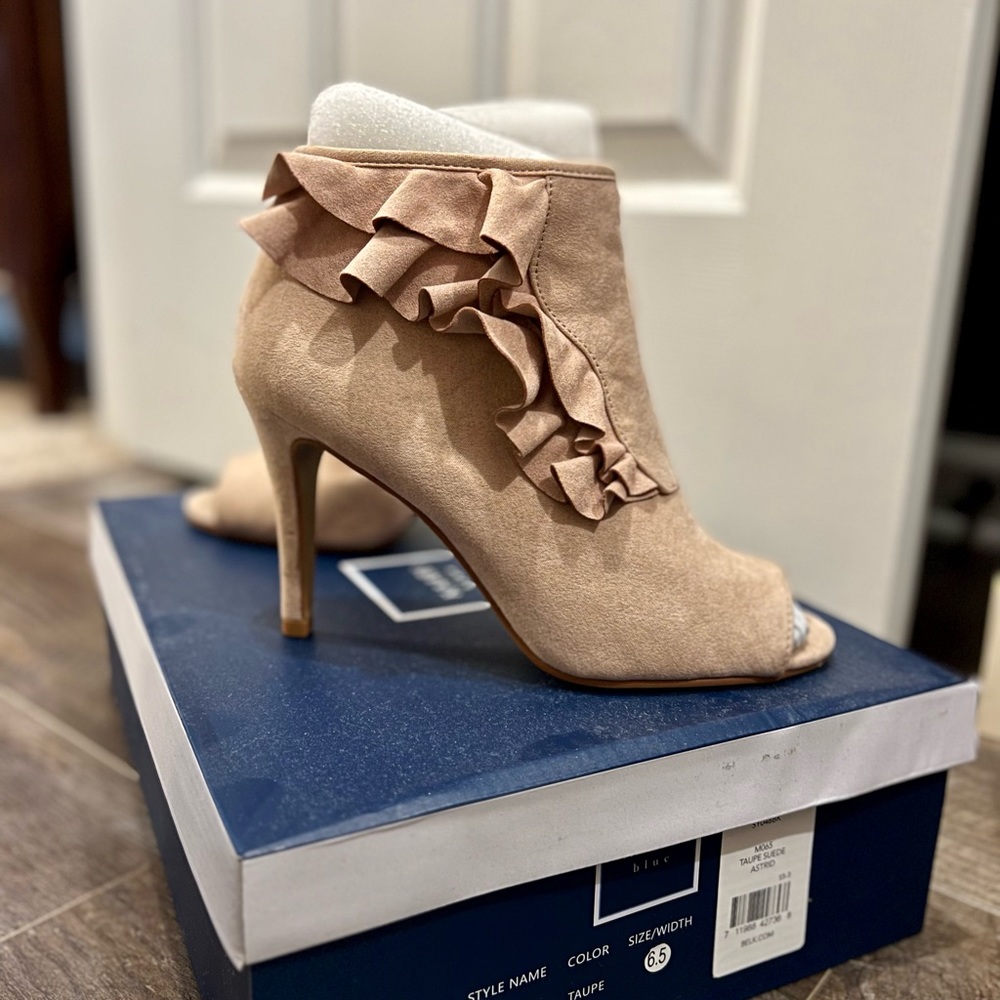 Pale pink/taupe peep toe heels. 6.5